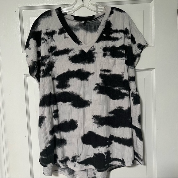 white birch Tops - White Birch Bold design Black and White Short Sleeve v-neck Top